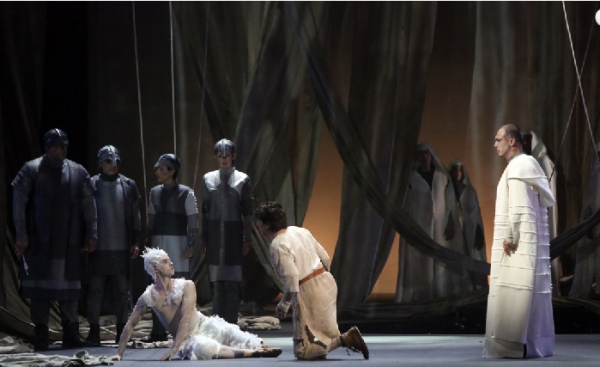 „Siehst du den Blick?“ – Der Schwan, Parsifal und Gurnemanz (1.Akt). Copyright: Nationaloper Sofia/Svetoslav Nikolov / Снимки: Светослав Николов